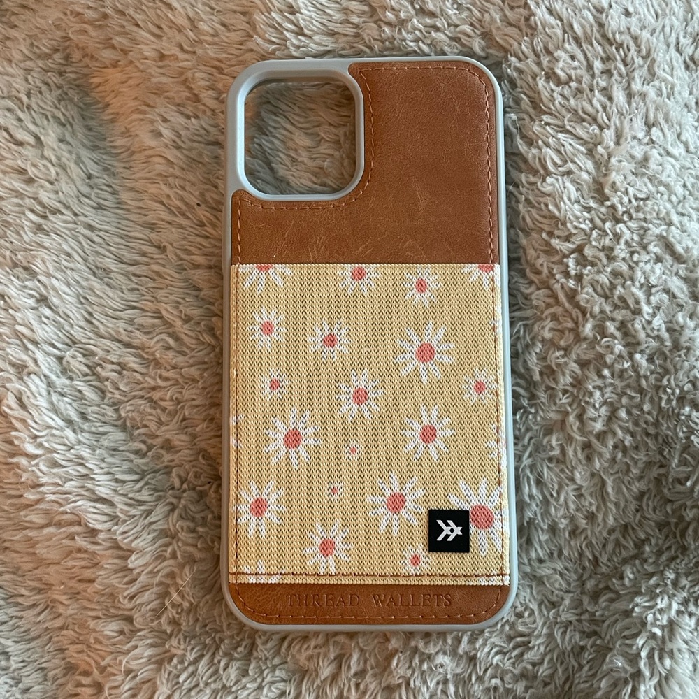 Thread Wallets iPhone 12/ 12 Pro Yellow Daisy Case